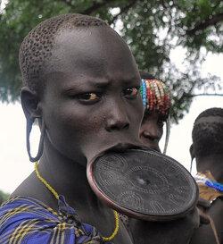 Mursi_Lip_Plate,_Ethiopia_(11886606444).jpg Mursi_Lip_Plate,_Ethiopia_(11886606444).jpg