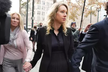 elizabeth-holmes-court-house-1-021125-7f95ee1480b44247a88540001596f090.webp elizabeth-holmes-court-house-1-021125-7f95ee1480b44247a88540001596f090.webp