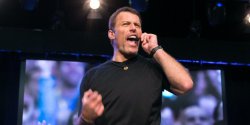 tony-robbins-breaks-down-the-10-minute-exercise-he-does-every-morning-to-have-more-energy.jpg
