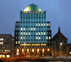 800px-Anzeigerhochhaus_nachts_Baustelle.jpg