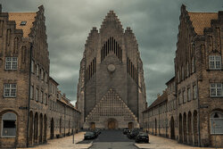 800px-Grundvig_Memorial_Church_in_Copenhagen.jpg