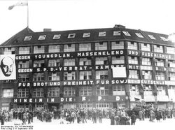 Bundesarchiv_Bild_183-09424-0006,_Berlin,_Karl-Liebknecht-Haus_am_Tag_der_Reichstagswahl.jpg