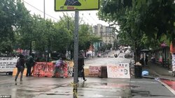 30236112-8475061-Protesters_were_then_filmed_lining_up_plastic_barriers_couches_a-a-68_1593564...jpg