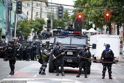 30270420-8480217-Seattle_police_on_Wednesday_moved_in_to_reclaim_their_precinct_i-a-68_1593623...jpg