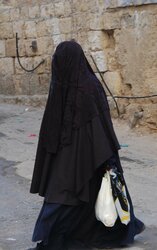 A_female_member_of_the_Haredi_burqa_sect_in_Mea_Shearim.jpg