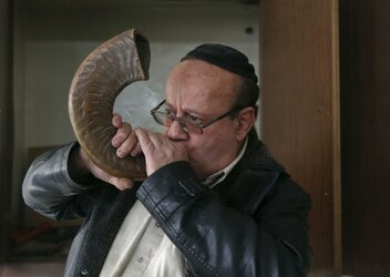 Zabulon Simintov, the last Jew in Afghanistan shofar.jpg