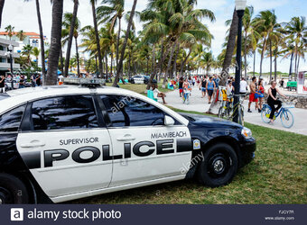 florida-south-fl-miami-beach-police-car-vehicle-sightseeing-visitors-FJCY7R.jpg
