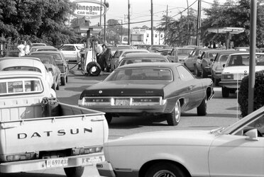 Line_at_a_gas_station,_June_15,_1979.jpg