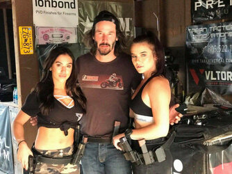 keanu_reeves_and_his_hover_hands_640_02.jpg