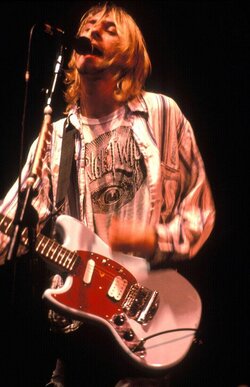 8c9249519f73bcbb5ece43bad05e006d--nirvana-kurt-cobain-singing.jpg