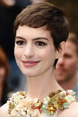 anne-hathaway-short-hair-pixie-baby-bangs-334x500.jpg