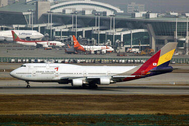1024px-HL7418_-_Asiana_Airlines_-_Boeing_747-48E_-_ICN_(16446351566).jpg