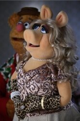 misspiggy28_250h1.jpg