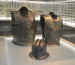 Hallstatt_culture_Kleinklein_-_muscle_cuirasses_&_double_ridge_helmet.jpg