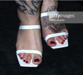 feet issues in tess red carpet.PNG