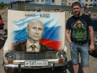 Vladimir-Putin-fans-paint-his-picture-on-their-cars-12.jpg