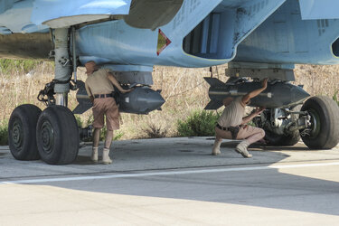 Fixing_KAB-500S_guided_bombs_to_a_Sukhoi_Su-34_at_Latakia_(1).jpg