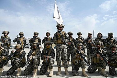 47316157-9942787-Taliban_Badri_special_force_fighters_pose_with_American_made_wea-a-19_1630403...jpg