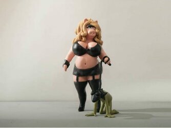 Miss-Piggy-and-Kermit-The-Slave.jpg