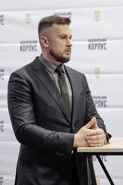1200px-Андрій_Білецький_на_другому_з'їзді_партії_Національний_Корпус_14.10.2017_(2).jpg