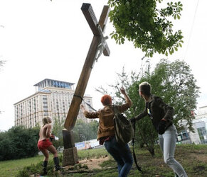 femen cross chainsaw.jpg