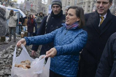 nuland-v-moskvu-privezla-pechenki-hrum-hrum-b42a8f1.jpg