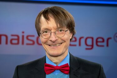 1024px-2019-04-10-Karl_Lauterbach-Maischberger-5317.jpg
