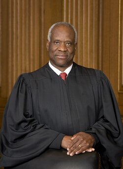 800px-Clarence_Thomas_official_SCOTUS_portrait.jpg