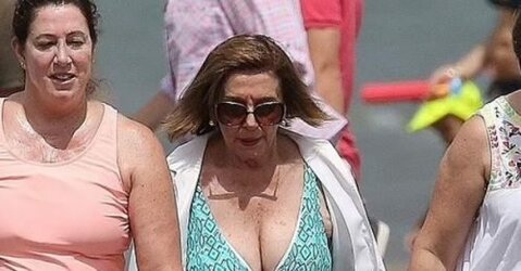 nancy-pelosi-cleavage-beach-italy-2-500x261-274111841.jpg