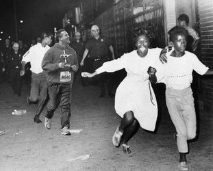 scared-kids-running.jpg