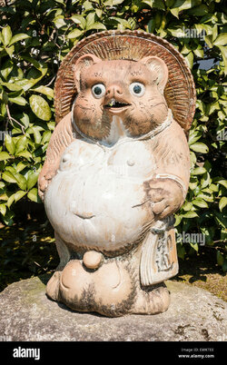 statue-en-ceramique-tanuki-moderne-japonais-restaurant-a-l-exterieur-de-kyoto-un-lieu-magique-...jpg