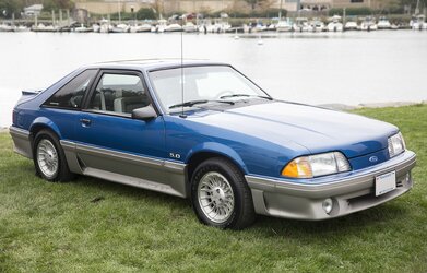 1990_Ford_Mustang_GT_5.0_Hatchback_in_Ultra_Blue,_front_right.jpg