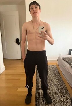 211129074348-restricted-elliot-page-selfie-instagram.jpg
