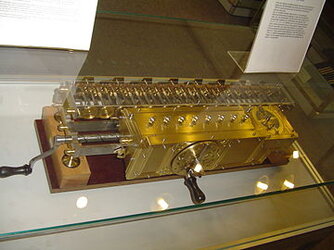 Leibnitzrechenmaschine.jpg Leibnitzrechenmaschine.jpg