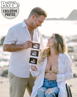 chelsea-bloomfield-pregnancy-annoucement-072122-4-b2f534031eaf46daa2b871c460aa1f21.jpg