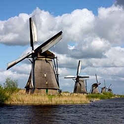 330px-KinderdijkWindmills.jpg