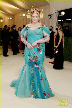 nikkie-tutorials-channels-midsommar-at-first-met-gala-07.jpg