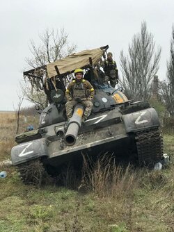Kherson captured t-62 early model.jpg
