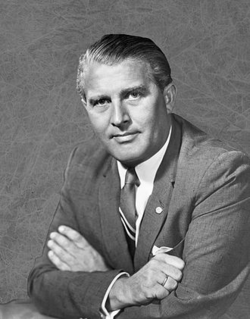 330px-Wernher_von_Braun_1960.png