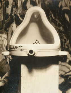 Marcel_Duchamp_1917_Fountain_pho.png