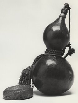 1200px-Chinese_-_Wine_Bottle_and_Cup_-_Walters_685.jpeg
