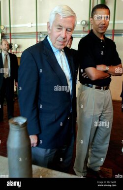 us-senator-richard-lugar-head-of-the-senate-foreign-relations-committee-l-and-senator-barack-o...jpg