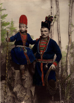 Samisk_man_med_son._Nejla_och_Mattias_Årén,_Frostviken_Lappland_-_Nordiska_Museet_-_NMA.0033068.jpg