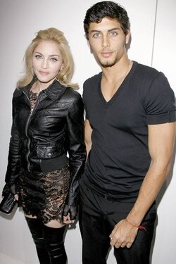 madonna_gl_19jan10_rexfeatures_b_320x480_1.jpg