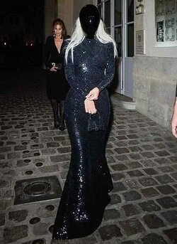 prothomalo-english_2022-07_22c1a479-2eb5-44a7-92c7-5e3fea05823a_Kim_Kardashian_hides_her_face_...jpg
