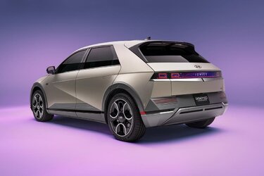 Large-54412-HyundaiRevealsIONIQ5Disney100PlatinumConceptatNewYorkAutoShow.jpeg