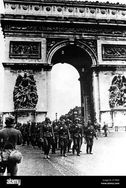 deutsche-truppen-marschieren-entlang-der-champs-elysees-und-dem-arc-de-triomphe-in-paris-frank...jpg