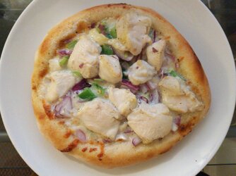 White pizza, chicken, onion, bell pepper.jpg