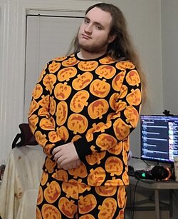 FhvBP7HWYAMbLKS.jpg