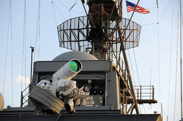 1280px-Laser_Weapon_System_aboard_USS_Ponce_(AFSB(I)-15)_in_November_2014_(05).jpeg